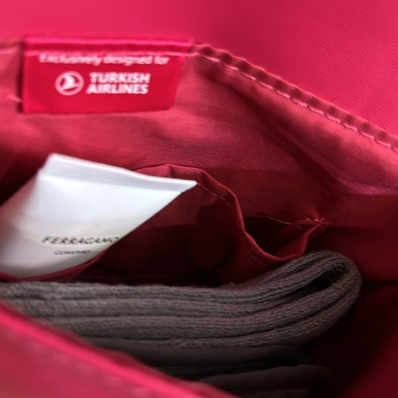 Ferragamo Parfums Pink Make up case/bag w/1 fl.oz. Body lotion/eye mask/socks - Picture 9 of 9